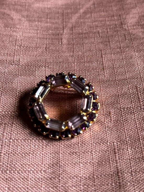 Jewelry - intage Amethyst Purple Rhinestone Wreath Brooch Baguette Circle Pin